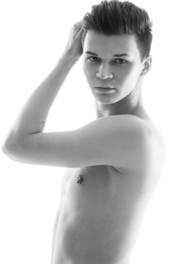 Ciddi yüzlü yakışıklı bir adam.