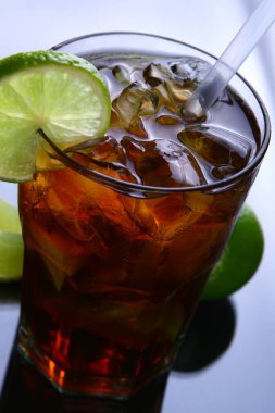 Limonlu taze buzlu çay bardağı.