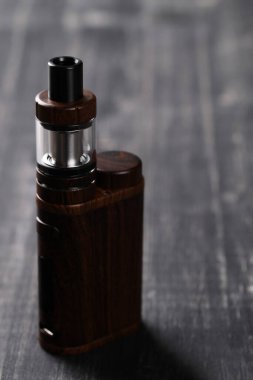 Tahta masada buharlaştırma cihazı var.