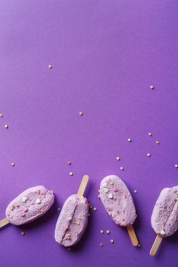 Mor arka planda leziz bir dondurma.