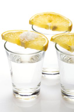 Limonlu ve tuzlu tekila.