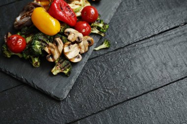 Mutfak. Lezzetli, ızgara sebzeler masada.