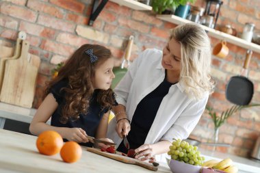 - Aile. Anne ve kızı mutfakta.