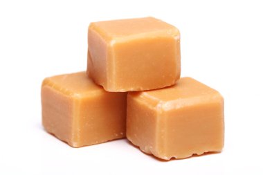 Beyaz arkaplanda şekerlerin yakın plan görüntüsü 