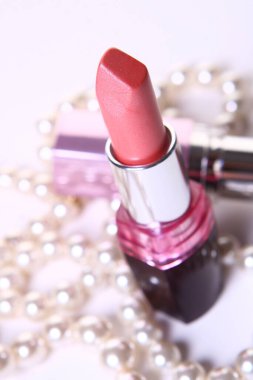 Perili kırmızı bir ruj.