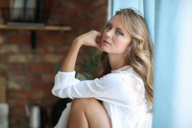 Sabahları mutfakta güzel bir kadın