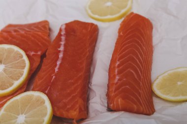 Lezzetli, masada limonlu çiğ somon.