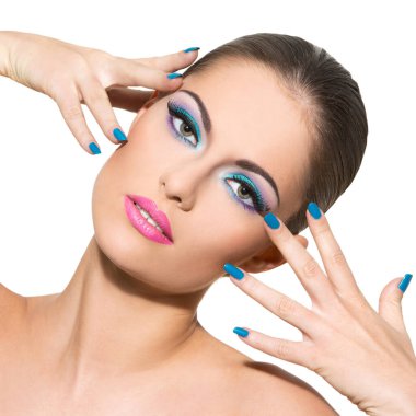 Renkli makyajlı, sevimli, çekici bir kadın.