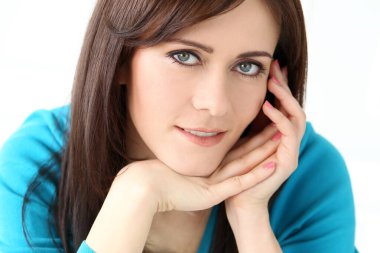 Mavili, sevimli, çekici kadın.