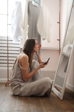 Gündüzleri evde güzel genç bir kadın.