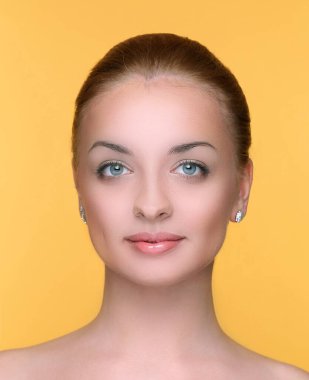 Sarı arka planda güzel bir genç kadının portresi.