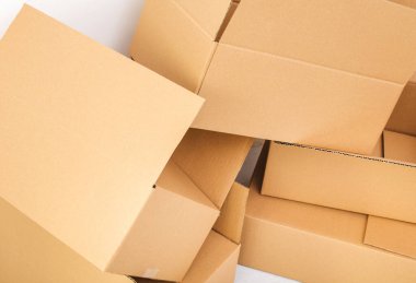 Beyaz arkaplanda karton kutular