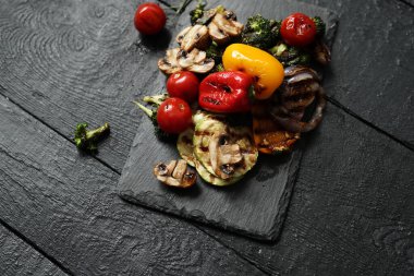 Mutfak. Lezzetli, ızgara sebzeler masada.