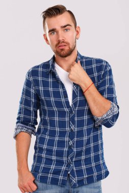 Duygular, duygular. Beyaz bir geçmişi olan genç bir adam.