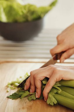 Mutfakta yemek pişiren kadın.