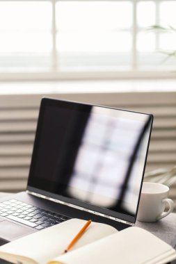 Teknoloji ve internet. Evde dizüstü bilgisayar
