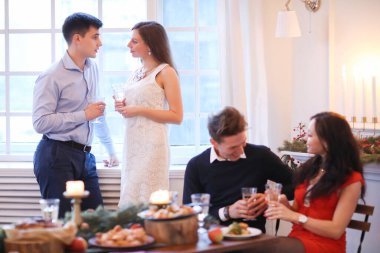 Bir grup arkadaş Chistam 'da şenlikli bir akşam yemeği yer. 