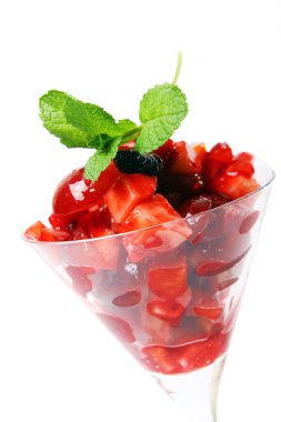 Beyaz arka planda yeşil naneli meyveli tatlı.