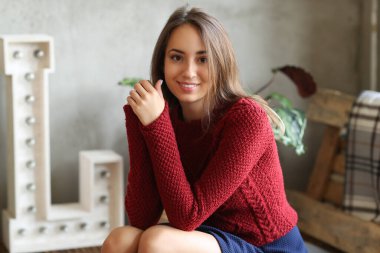 Genç kadın yeni evine taşınıyor.