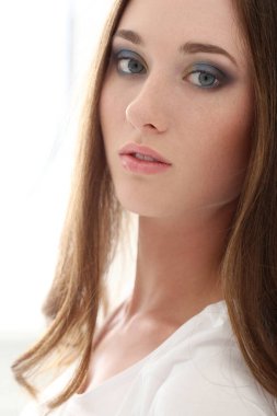Beyaz bir arka planda güzel, tatlı bir kız.