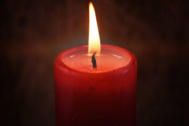 Masadaki kırmızı mum.