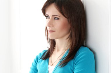 Mavili, sevimli, çekici kadın.