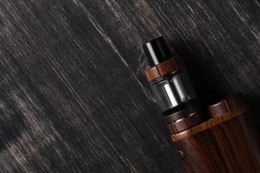 Tahta masada buharlaştırma cihazı var.