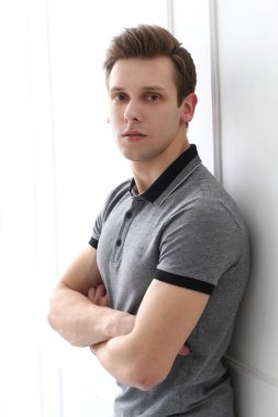 Yaşam tarzı. Evde çekici bir adam var.