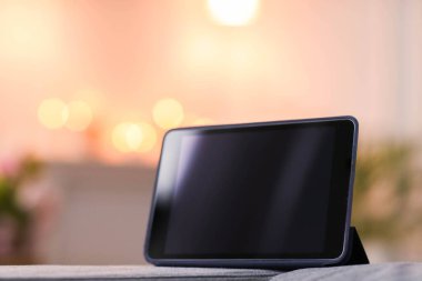 Teknoloji ve internet. Tablet evde.