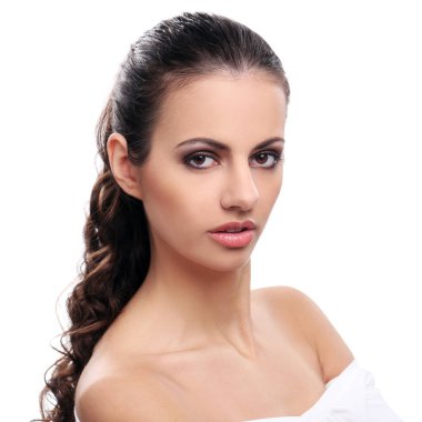 Beyaz arka planda sevimli, çekici bir kız.