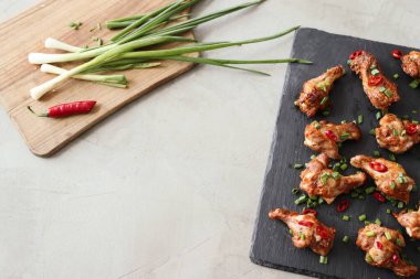 Yemek ve yemek. Kızarmış tavuk bacağı.