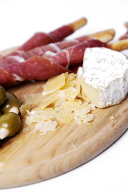 Beyaz arka planda lezzetli atıştırmalıklar