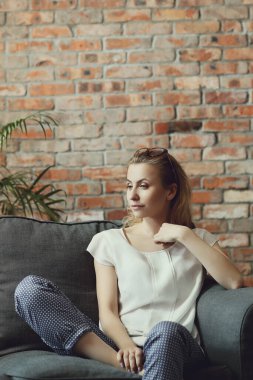 Yaşam tarzı. Evdeki güzel kadın.