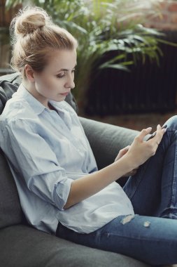 Yaşam tarzı. Evdeki güzel kadın.