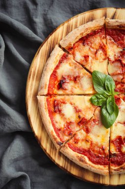 Yiyecekler. Masada nefis bir pizza