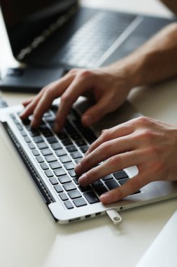 Bilgisayar başında bilgisayar korsanı.