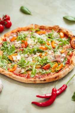 Yiyecekler. Masada nefis bir pizza