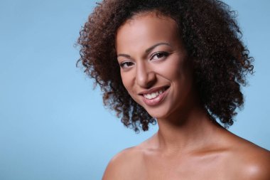 Güzellik, cilt bakımı. Mavi arka planda güzel bir kadın