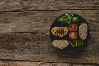 Yiyecekler. Masada nefis bir sandviç.