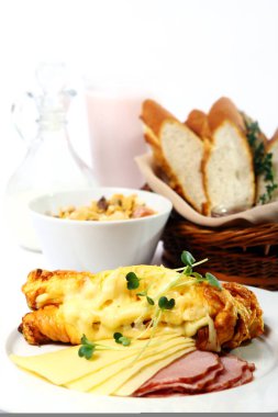 Çırpılmış yumurtalarla pişirilmiş kahvaltı