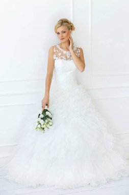 Düğün için. Çekici bir gelin ve ciddi bir görünüm