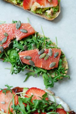 Yiyecekler. Masadaki tatlı sandviç.