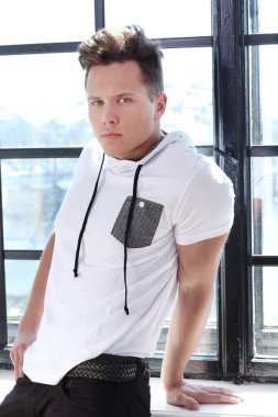 Moda. Evdeki yakışıklı adam.