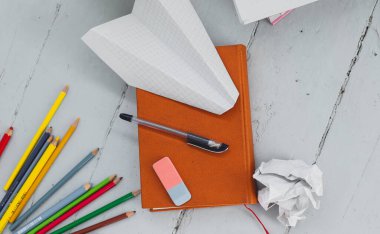 Okul, eğitim. Masada kalemler olan bir kitap.