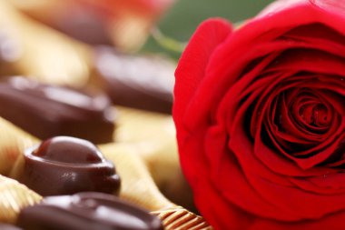 Kırmızı gül ve çikolata şekerlemelerine yakın çekim
