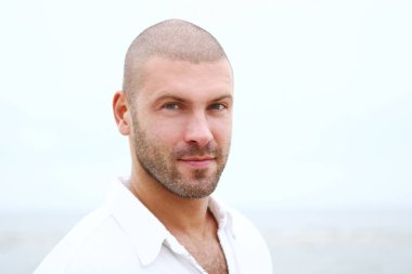 Sahilde çekici ve mutlu bir adam.