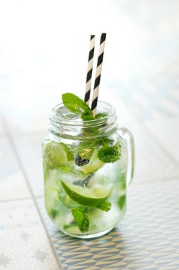 Bar mı? Kokteyl içeceği masada.