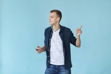 mavi bir arka plan üzerinde yakışıklı adam