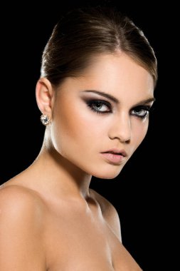 Güzel, çekici, güzel yüzlü bir kadın.