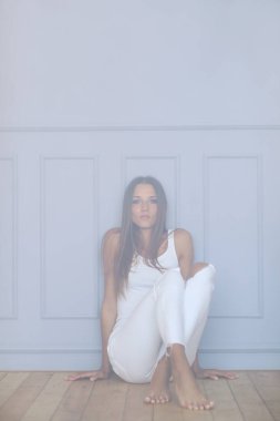 Duman dolu odada bir kadın